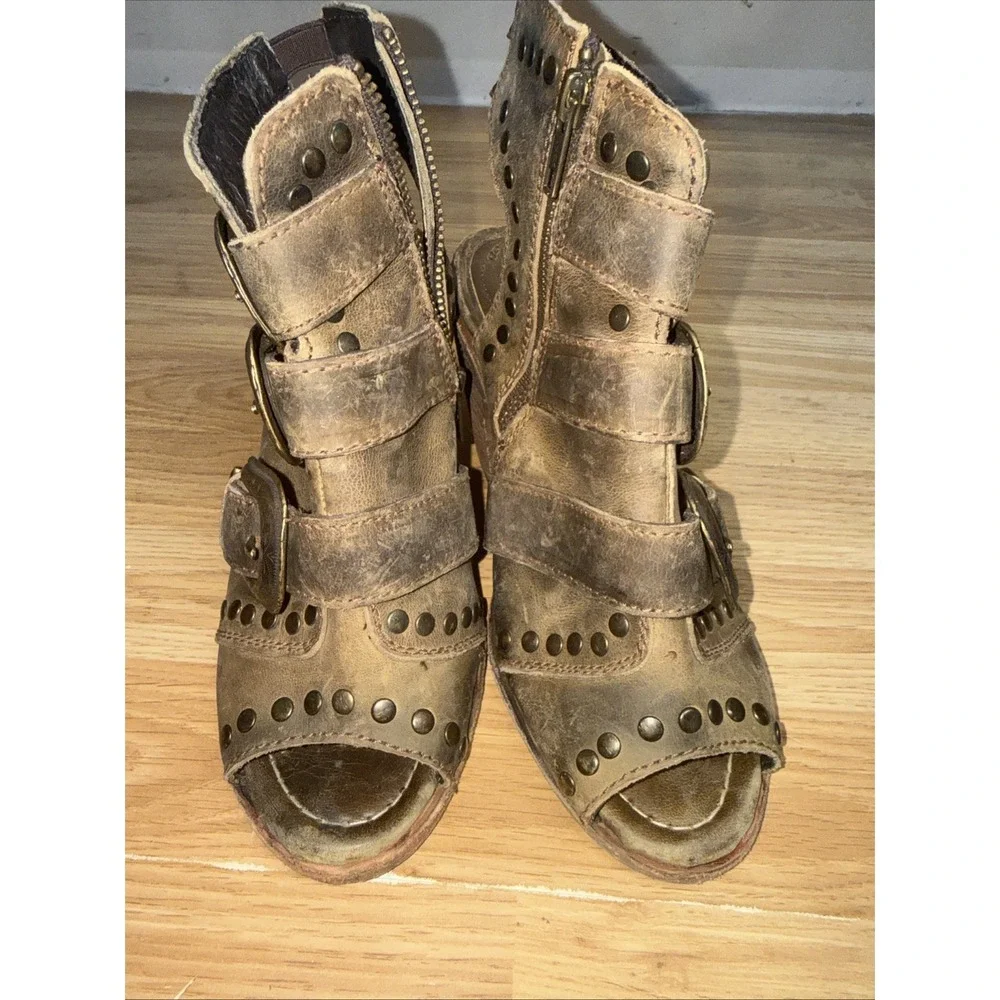 Liberty Black Women's Size 8.5 Studded 3 Buckle Peep Toe Heeled Shoes